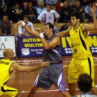 Fontet y Bernabé, en labores defensivas para León.