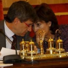 Humildad Rodríguez charla con Francisco Fernández durante el debate sobre el contrato de la basura