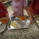 Escolares con sus bandejas en un comedor. J. F. S.