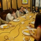 Un momento de la cena que el obispo compartió el jueves con los directores de los medios de León