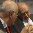 Josep Antoni Duran Lleida habla con Jordi Pujol, durante una ejecutiva de CiU, el pasado febrero.