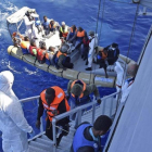 Un barco de la marina italiana rescata a un grupo de migrantes frente a las costas de Sicilia el lunes.
