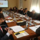 González y Álvarez, durante la reunión con empresarios, sindicatos y gestores ayer.
