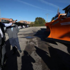 El presidente de la Diputación, Juan Martínez Majo, durante una visita al parque móvil de la Diputación.