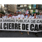 Cabecera de la manifestación de 5.000 personas que el miércoles recorrió el centro de Ponferrada contra el cierre de camas.