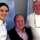 El rey Juan Carlos, junto al cocinero Juan Mari Arzak y su hija Elena, cuando visitó el restaurante vasco en diciembre del 2014.