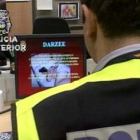 Un policía revisa los contenidos pedófilos de una página web, en una imagen de archivo