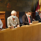 Mesa presidencial del Pleno de la Diputación de León. FERNANDO OTERO
