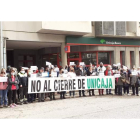 Protesta por el cierre de oficinas de Unicaja en una localidad de la provincia. CASTRO