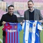 Xavi Hernández y Vicente Moreno posan con las camisetas del Barça y el Espanyol. ALEJANDRO GARCIA