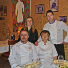 Miriam y Jesús, Jesús y Telvi en el comedor del restaurante Serrano, en Astorga.