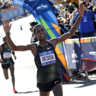 Lelisa Desisa cruza como vencedor la línea de meta de la maratón de Nueva York en la que se estrenó en lo alto del podio. FOLEY