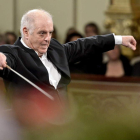 Daniel Barenboim, ayer, dirigiendo a la Filarmónica.