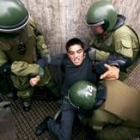 Un manifestante es detenido durante las protestas convocadas por grupos de extrema izquierda