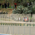 Varias personas, ayer, junto a la valla de Melilla.
