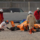 El propio Fernando Alonso quiso saber qué le había ocurrido a su rueda trasera derecha, en sus primeras vueltas en Montmeló.