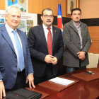 Guillermo García y Fernando López Rellán, junto a otros miembros de la corporación local.