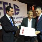 José Luis Prada, en el centro, recibe el premio entre Javier Morán y Cepedano.