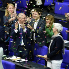 Diputados del Partido Verde celebran con confeti el resultado de la votación que legaliza el matrimonio homosexual, este viernes en Berlín.