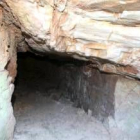Entre los restos hay grutas, como la de la imagen, que el consistorio pretende poner en valor