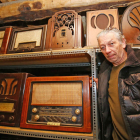 Sebastián Prieto junto a algunos de sus aparatos de radio.
