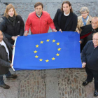 Las opciones leonesas para la UE Una bandera prestada hizo que se reunieran los portavoces de las principales opciones políticas que se presentan en León para las elecciones europeas. No hubo ni una queja ante el fotógrafo, ni un pero a sus peticiones par