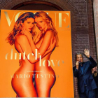 El fotógrafo Mario Testino posa junto a la portada del nuevo número de ‘Vogue’ . ROBIN UTRETCH