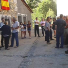 Vecinos y visitantes en el molino de Cerulleda poco antes del homenaje a Fernández Santos.