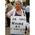 Una mujer protesta durante una manifestación contra la cumbre