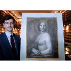 El conservador del museo Conde, Mathieu Deldicque, posa junto al dibujo de La Mona Lisa desnuda. YOAN VALAT