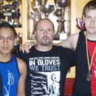 Sumba a la izquierda, junto a su entrenador Alfredo Arrojo, y a Cristofer González.