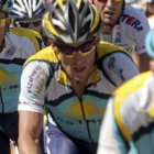 Alberto Contador rueda detrás de sus compañeros del Astana Armstrong y Leipheimer.