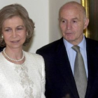Gonzalo Anes, a la derecha, acompañado por la Reina Sofía