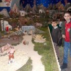 Tres niños contemplan al detalle el belén instalado estas navidades en Lorenzana. PLANILLO