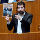 Tudanca muestra una foto del presidente de Iberdrola en la última toma de posesión de Herrera. N.G.