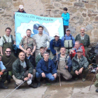 Los socios de Pescaleón participantes en la jornada de limpieza.