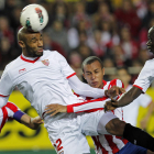 El delantero malí del Sevilla, Kanouté, remata de cabeza.