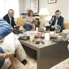 ariano Rajoy, Maria Dolores de Cospedal y Javier Arenas, conversando sobre política.