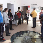 Un grupo de visitantes participa en uno de los recorridos didácticos que ofrece el Centro