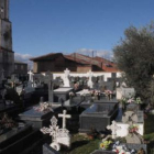 El cementerio actual, en el centro del pueblo, ya está lleno.