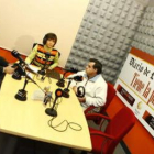 Domingo Fuertes, la moderadora Nuria González y Lázaro García Bayón, durante la tertulia