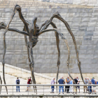 Imagen de turistas extranjeros en Bilbao ante la escultura de Louise Bourgois. LUIS TEJIDO