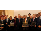 Imagen de la familia de los premiados, junto con el mantenedor de la fiesta del cocido maragato de la Casa de León, Emilio Gutiérrez, y directivos del centro.