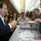 El presidente de la Junta deposita su voto en la urna, ayer en el Auditorio de León