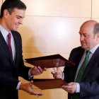 Pedro Sánchez y el presidente del PNV, Andoni Ortuzar.