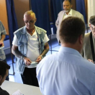Un hombre introduce su papeleta en la urna en la segunda vuelta de las legislativas, en Henin-Beaumont (norte de Francia), el 18 de junio.