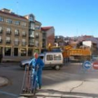 Un momento del estado del tráfico ayer tarde en la plaza de Santocildes