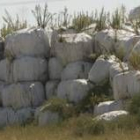 Fardos de basura depositados en el centro de recepción de basuras de León