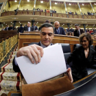 El presidente del Gobierno en funciones, Pedro Sánchez, hoy sábado en el Congreso de los Diputados poco antes del comienzo de la primera jornada de su investidura como presidente del Gobierno.