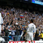 El delantero galés del Real Madrid Gareth Bale (d) celebra su gol, primero del equipo blanco frente al Manchester City